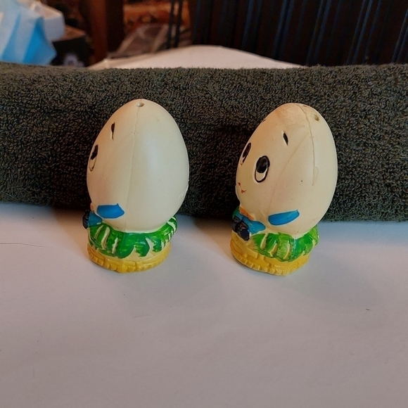 Vintage* 70s Egg-Shaped Humpty Dumpty Salt & Pepper Shakers - Picture 4 of 8